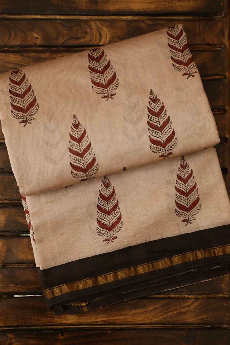 Taranaomiwardrobe offwhitesaree-clothingstore